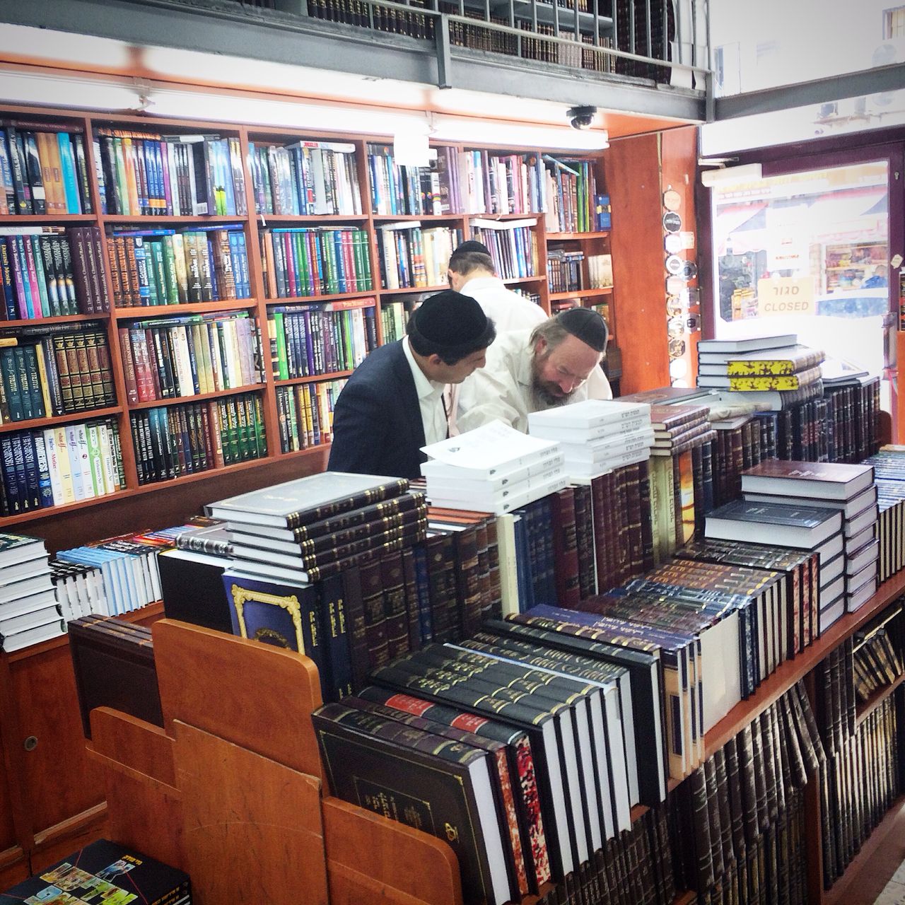 צפו: המקובל רבי יעקב עדס בחנות הספרים במא"ש