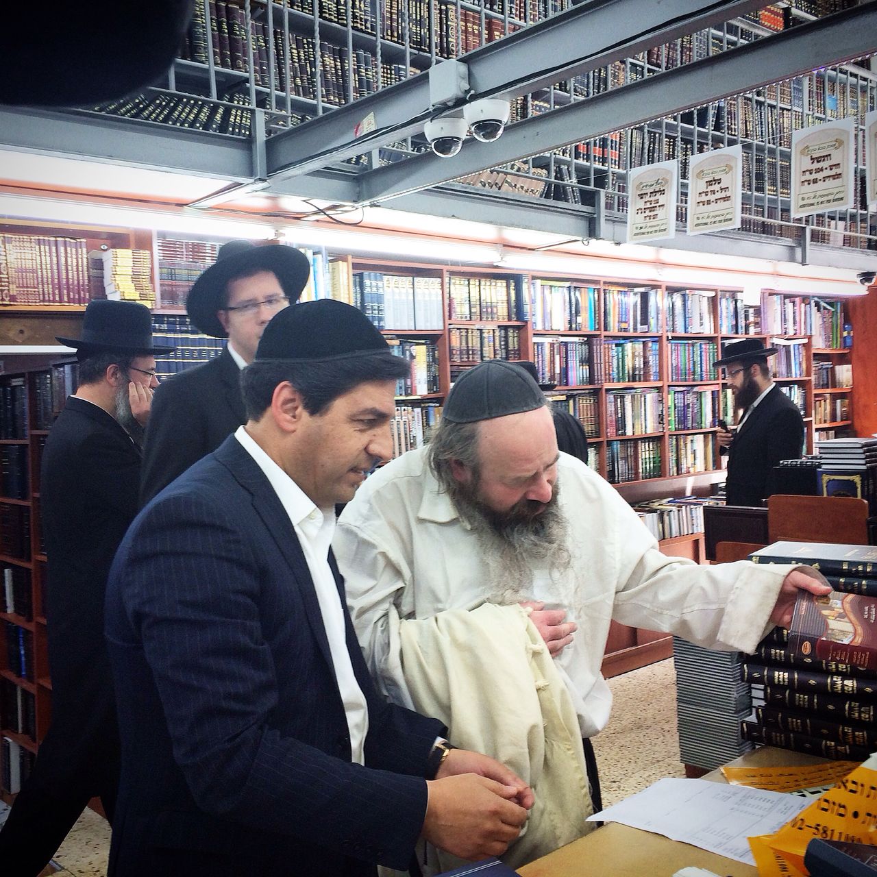 צפו: המקובל רבי יעקב עדס בחנות הספרים במא"ש