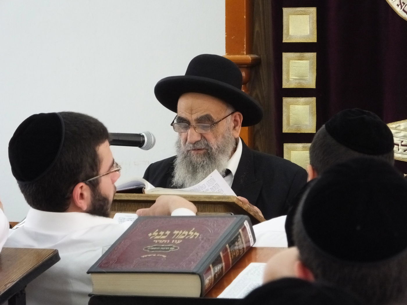 הגאון רבי משה צדקה בשיעור לזכר אביו. תיעוד