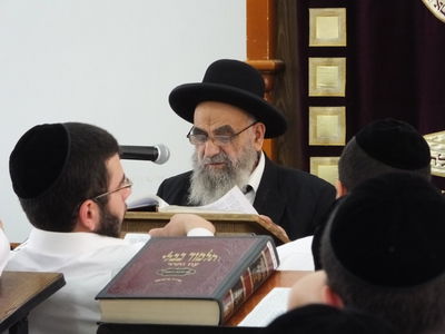 הגאון רבי משה צדקה בשיעור לזכר אביו. תיעוד