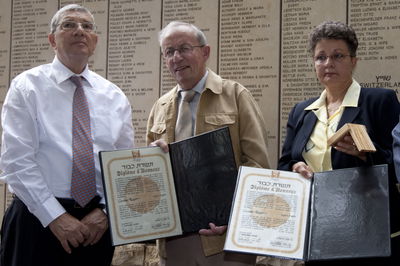 חסידי אומות העולם מקבלים את התעודה