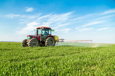 הטרקטור פגע עם הכף המורמת בראשו. אילוסטרציה
