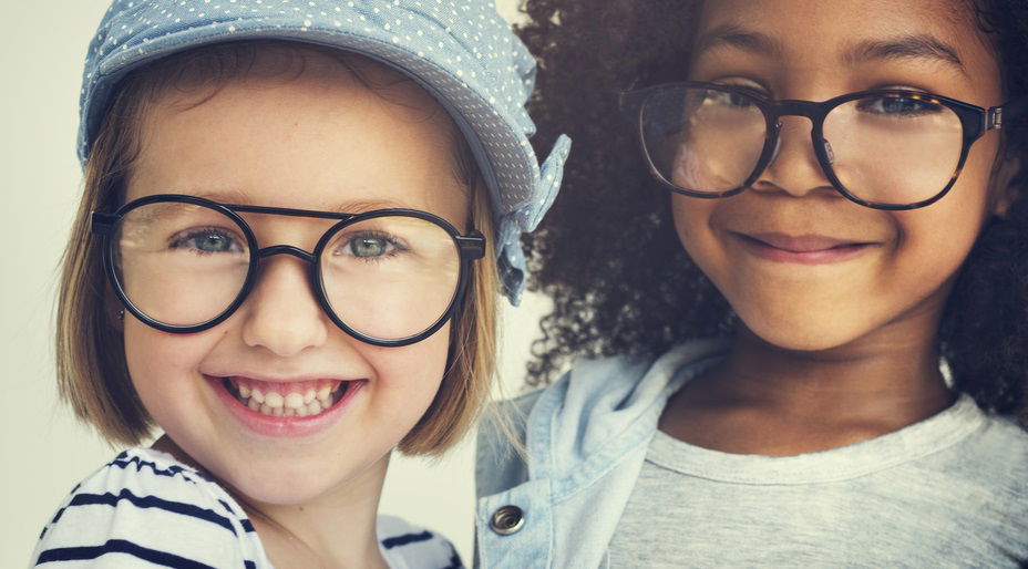 נמאס לך להיות 'זאת עם המשקפיים'?