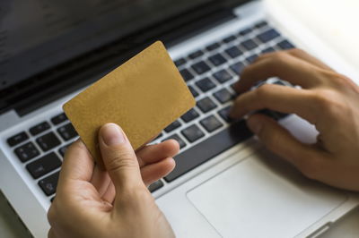 74% מהישראלים קונים מוצרים באינטרנט