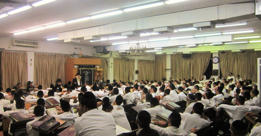 הגר"א דויטש בהיכל ישיבת 'גרודנא אשדוד'