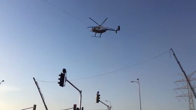 צפו במסוק חברת החשמל מותח קו חשמל