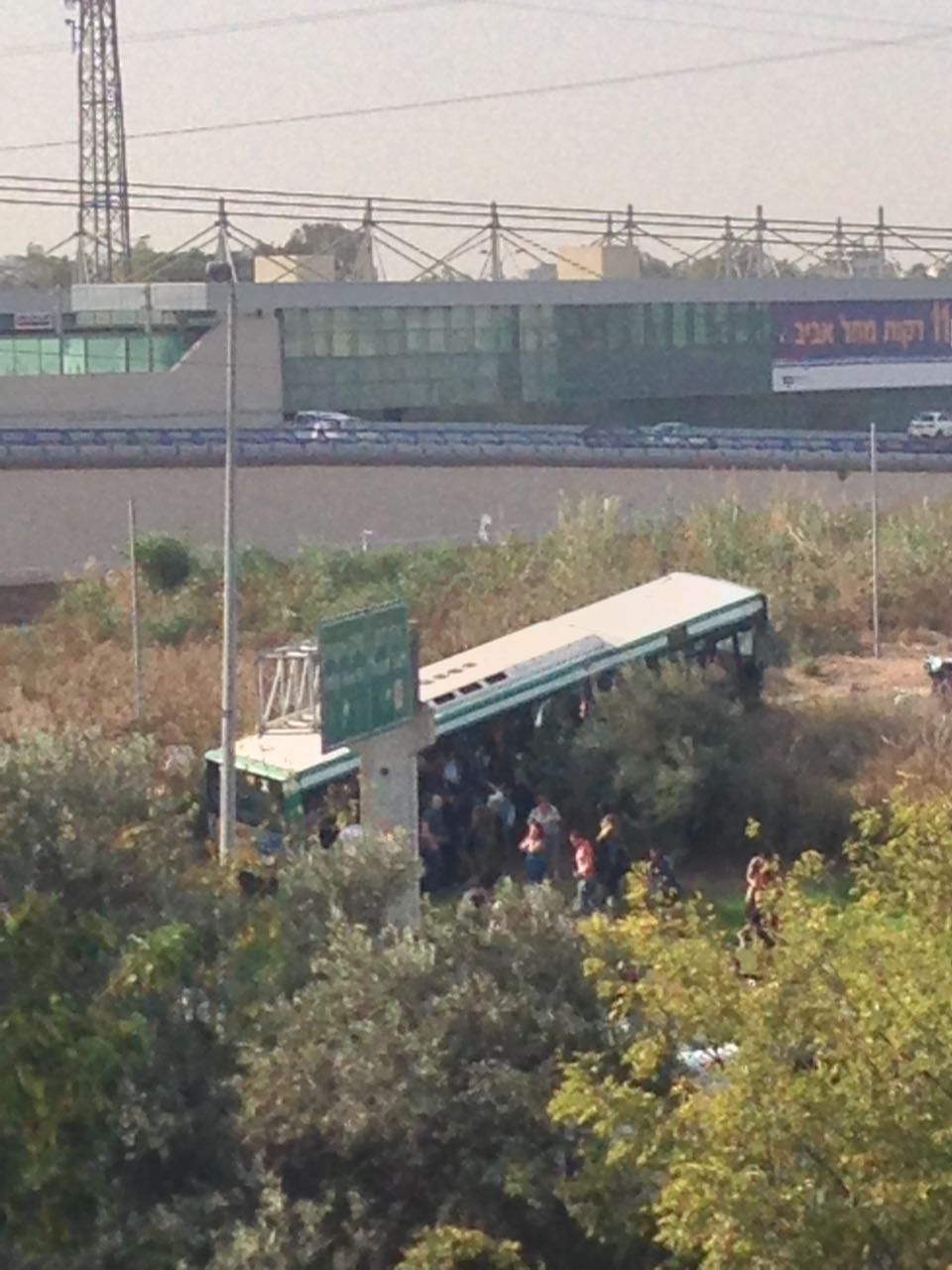 כ-55 פצועים בתאונה בין אוטובוס ורכבים