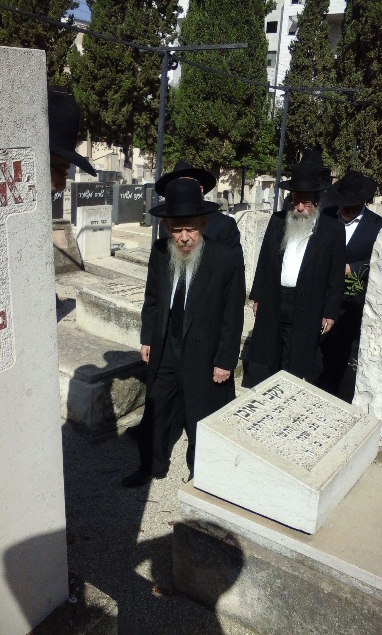 הגרי"ג אדלשטיין התפלל בציון אביו | תיעוד