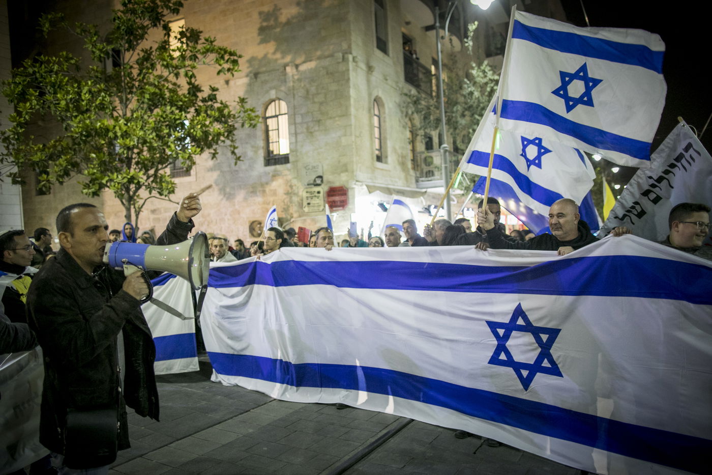 עשרות הפגינו בירושלים בקריאה להעניק צל"ש לאלאור אזריה