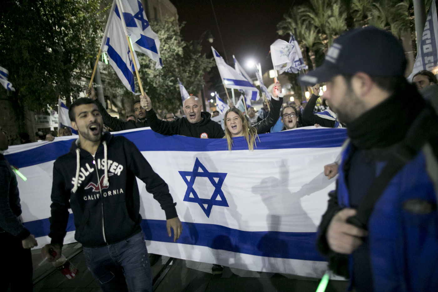 עשרות הפגינו בירושלים בקריאה להעניק צל"ש לאלאור אזריה