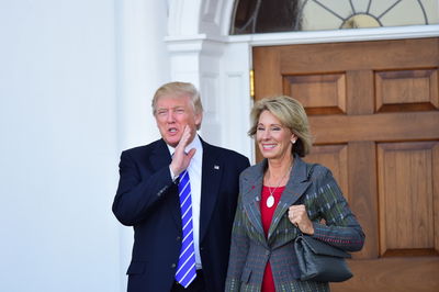 בטסי דיוויס וטראמפ