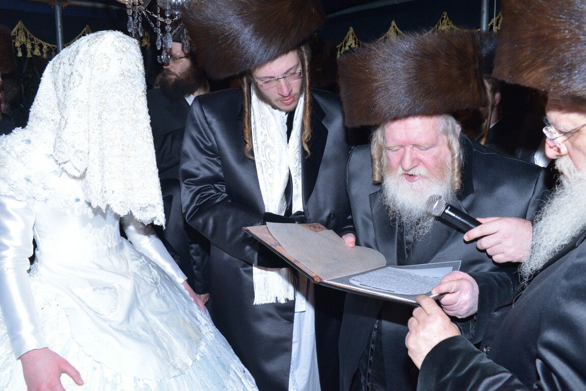 שמחת נישואי בת האדמו"ר מביטשקוב. צפו