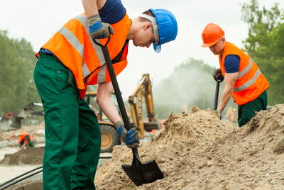 לפי החברה, "פועל פשוט" לא יכול להיות פקיד. אילוסטרציה