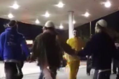 הריקוד החסידי של תלמידי הישיבה והכבאים | צפו