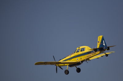 מטוסי הכיבוי נוחתים בים, ממלאים מיכלים וממריאים