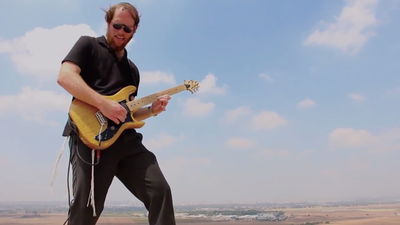 הגיטריסט דודי סתר בקטע אינסטרומנטלי