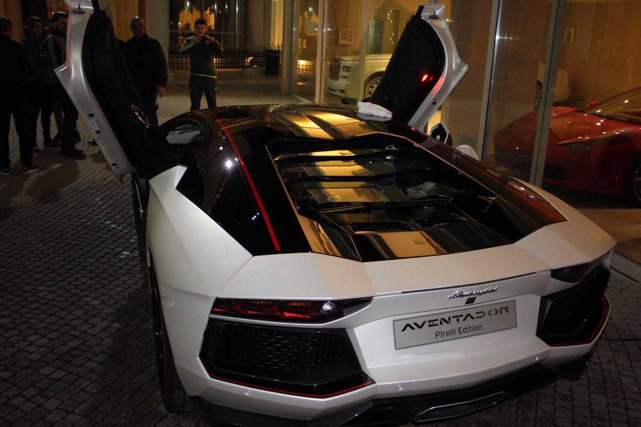 עם דלתות פתוחות