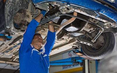 מנהל המוסך לא חזר לעבודה לאחר מחלה ופוטר. אילוסטרציה