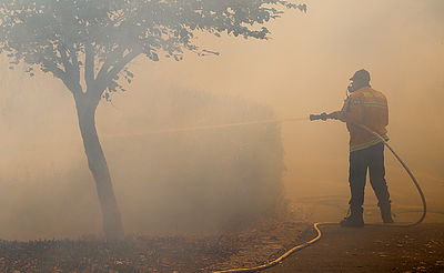 כבאי נלחם באש. ארכיון
