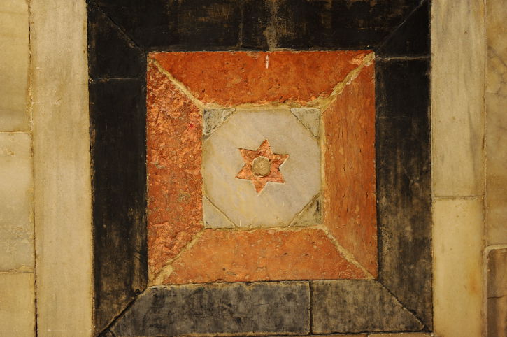 מערת המכפלה: אולם יצחק בעדשת המצלמה