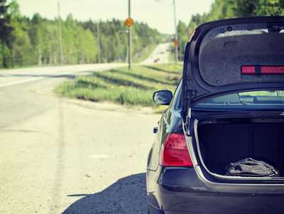 האם סגירת דלת תא המטען הייתה הכרחית לנסיעה? אילוסטרציה