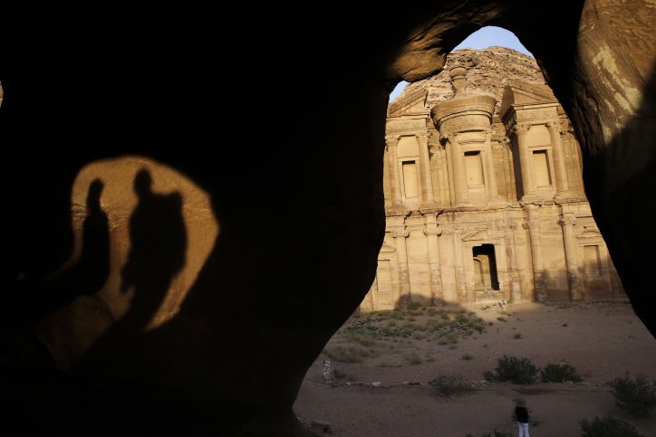 הסלע האדום - פטרה בעדשת המצלמה • צפו