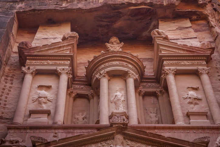 הסלע האדום - פטרה בעדשת המצלמה • צפו