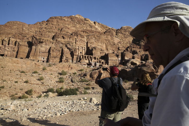 הסלע האדום - פטרה בעדשת המצלמה • צפו