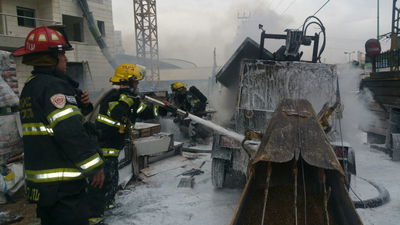 מכונה התפוצצה ועלתה באש • צפו בכיבוי