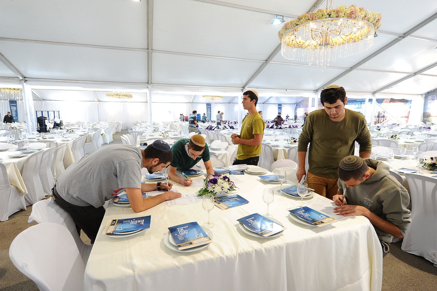 3,000 עולים לחברון סעדו במתחם אחד