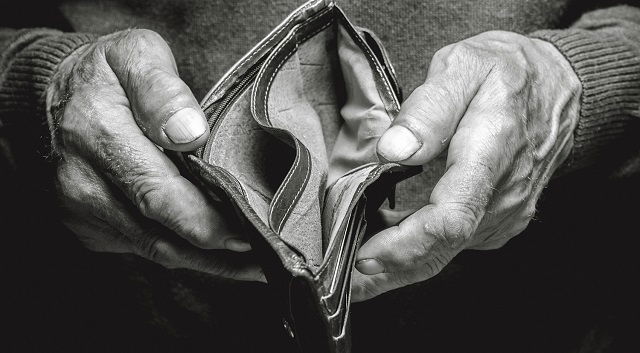 כל זקן רביעי בישראל - נפל קרבן להונאה