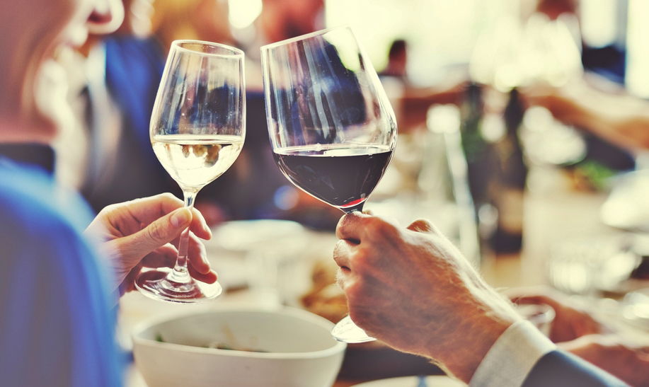 להחזיק כוס יין בלי לפגוע בטעם