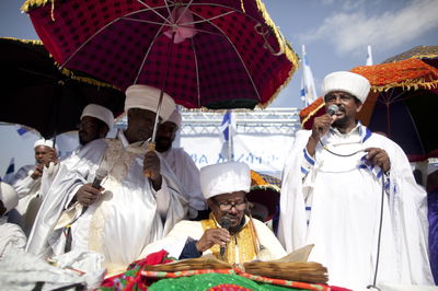 הקס קורא בספר האורית (התורה)