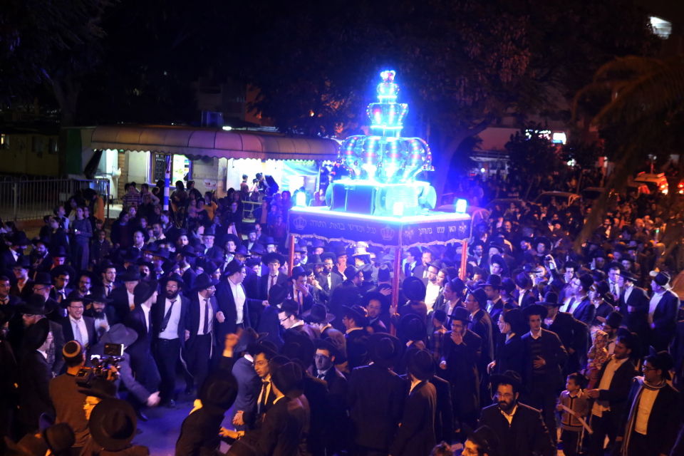 בגרודנא זכרו את הגרד"צ קרלנשטיין זצ"ל עם הכנסת ס"ת. צפו