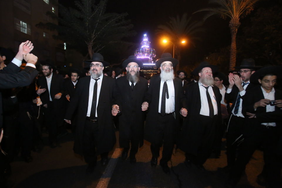 בגרודנא זכרו את הגרד"צ קרלנשטיין זצ"ל עם הכנסת ס"ת. צפו