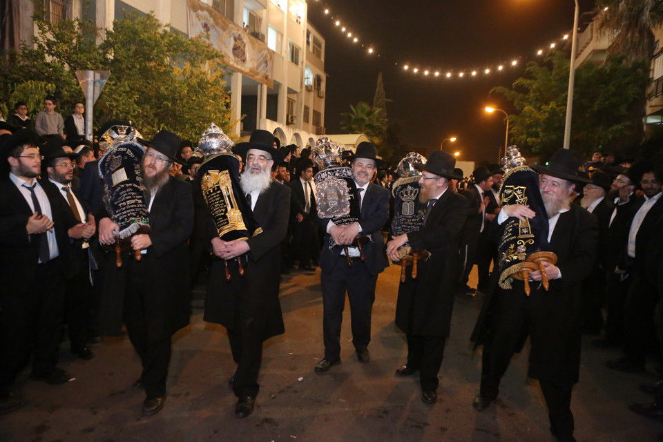 בגרודנא זכרו את הגרד"צ קרלנשטיין זצ"ל עם הכנסת ס"ת. צפו