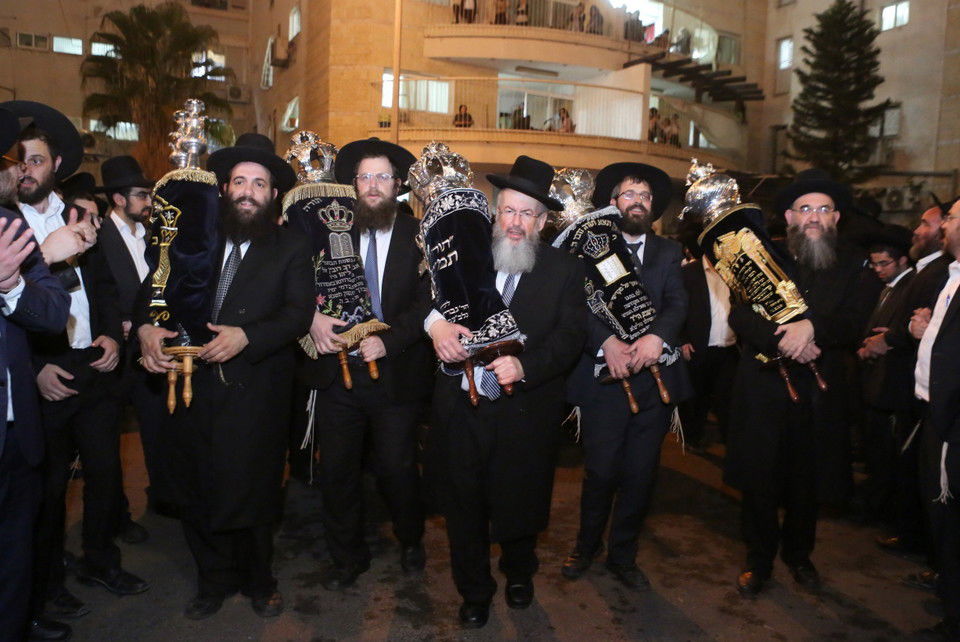 בגרודנא זכרו את הגרד"צ קרלנשטיין זצ"ל עם הכנסת ס"ת. צפו