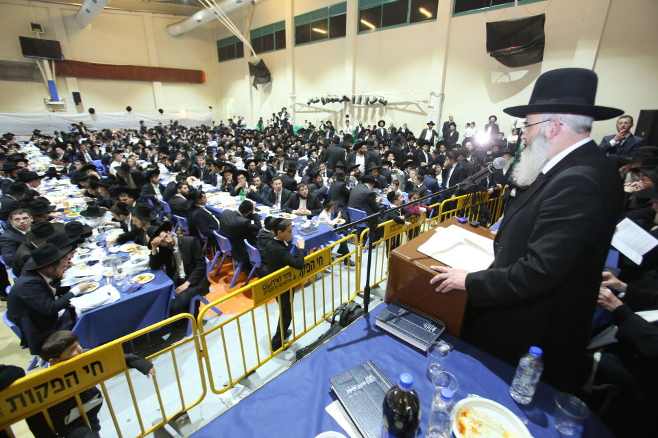 בגרודנא זכרו את הגרד"צ קרלנשטיין זצ"ל עם הכנסת ס"ת. צפו