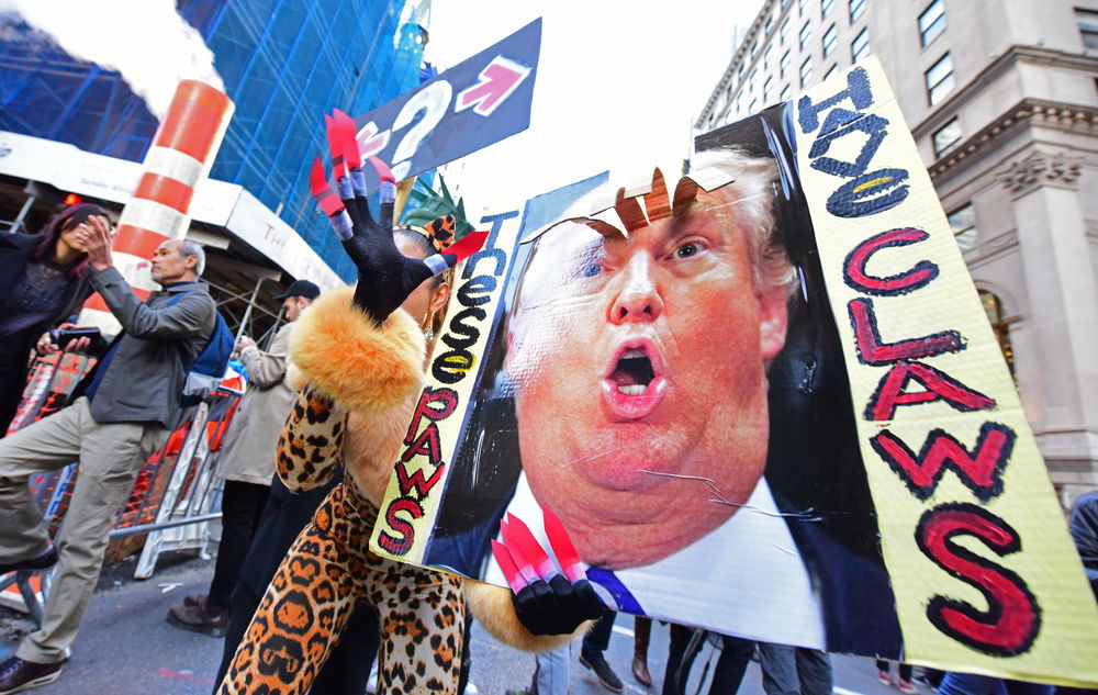 דיוקנו של טראמפ, על אחד השלטים