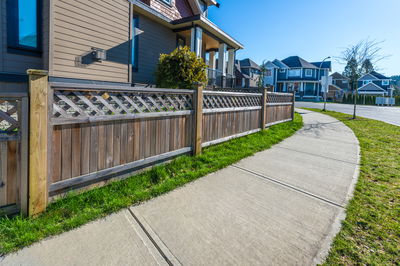 לא קיבלו רשות משאר הדיירים לבנות ברכוש המשותף. אילוסטרציה