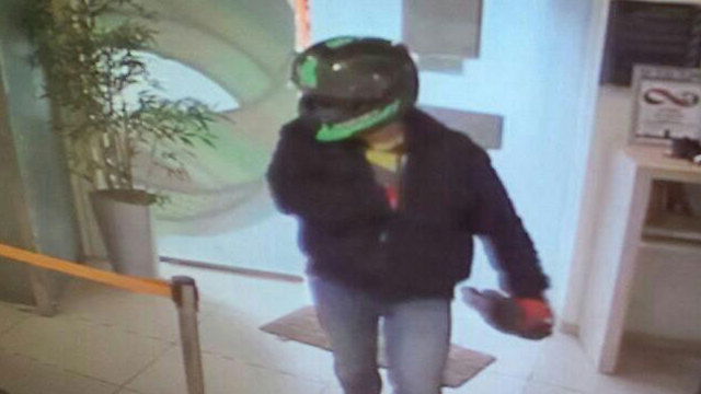 השודד בבני ברק כפי שתועד במצלמת אבטחה