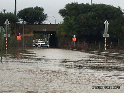 8 אנשים חולצו בידי המשטרה מהשיטפונות