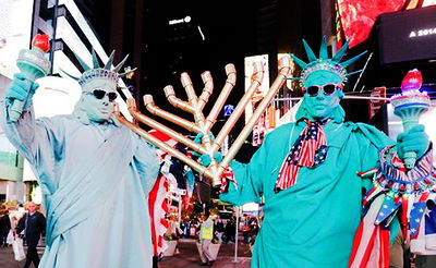 שניים אוחזים בחנוכיה