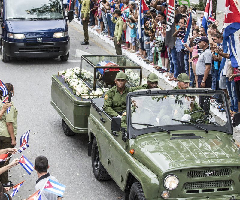 ההמונים מבכים ונפרדים