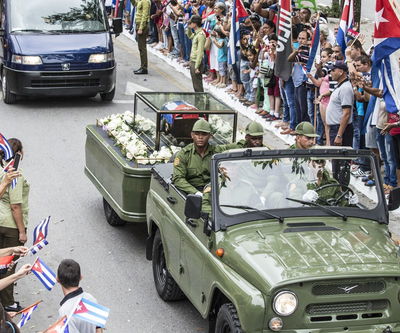 ההמונים מבכים ונפרדים