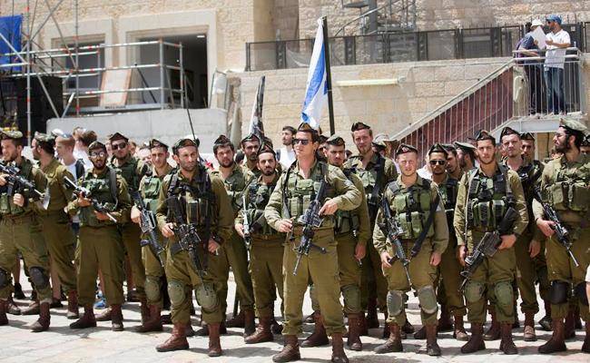 חיילי נצח יהודה בכותל