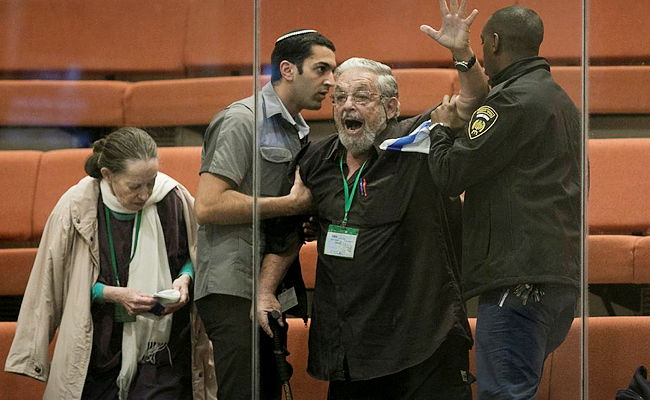 אזרח ישראלי מוחה על אישור החוק בכנסת