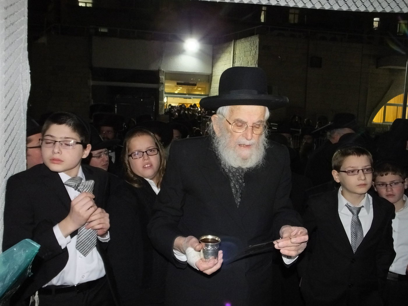 חתונת בנו של רבי צבי ברוורמן. תיעוד ענק