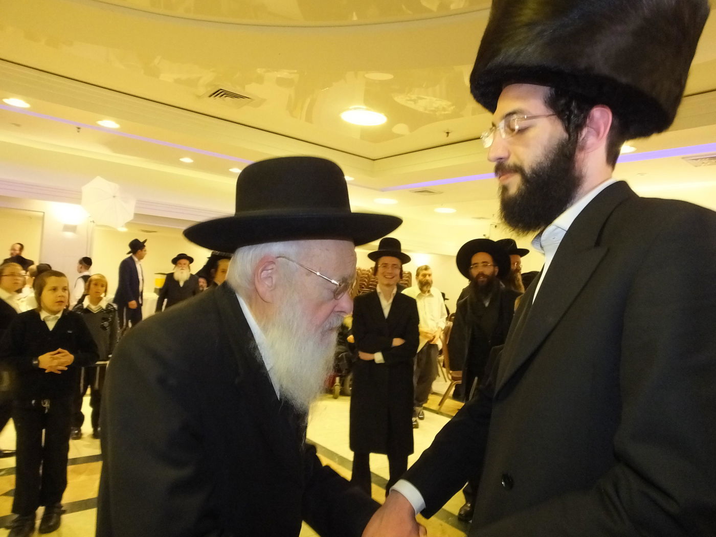 חתונת בנו של רבי צבי ברוורמן. תיעוד ענק