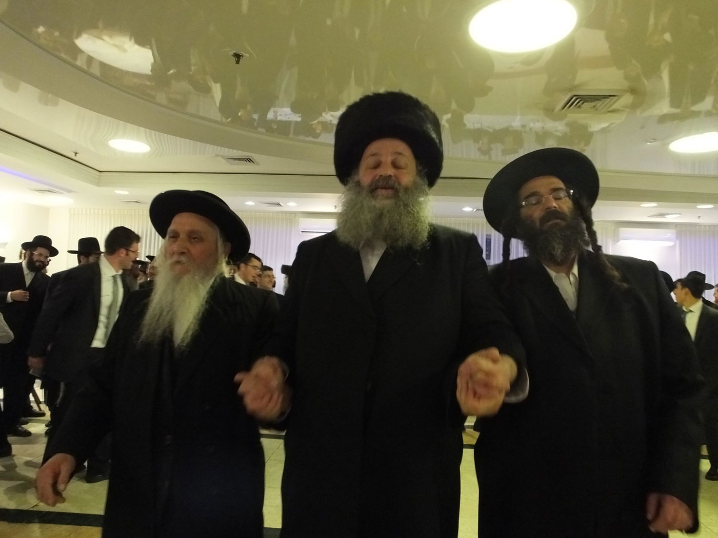 חתונת בנו של רבי צבי ברוורמן. תיעוד ענק